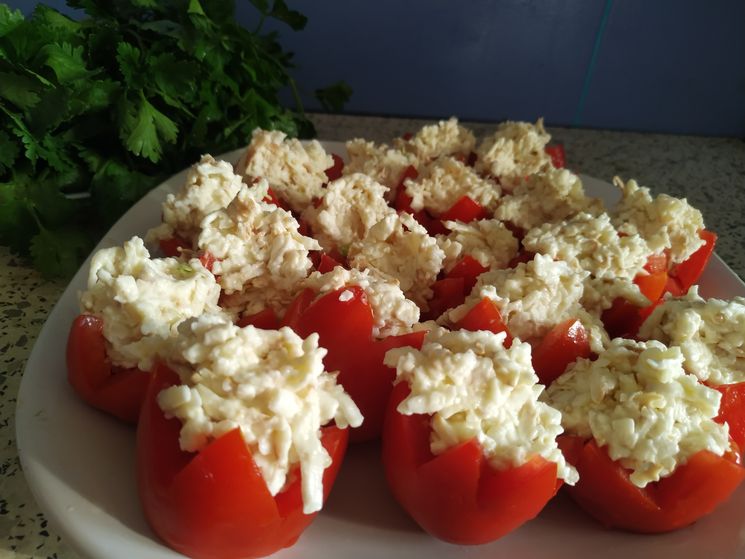 Помидоры фаршированные сыром и чесноком