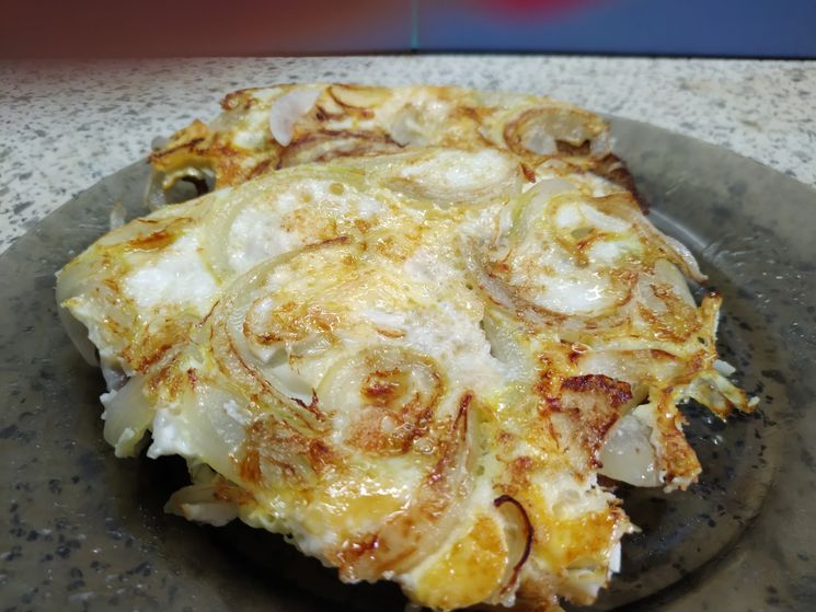 Гренки из черного хлеба с луком