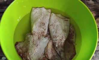 Кальмары тушенные в сметане с луком