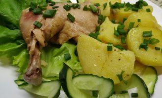 Куриные окорочка в духовке с картошкой