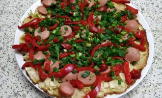 Пицца из лаваша с сосисками на сковороде