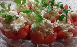 Помидоры, фаршированные сыром и чесноком