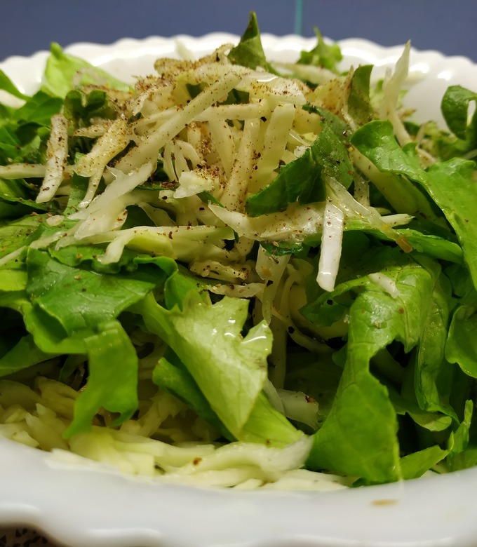 Свежий салат из капусты и огурцов