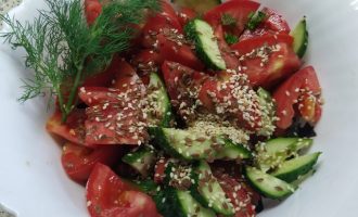 Как приготовить салат из огурцов и помидоров