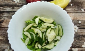 Как приготовить салат из огурцов помидоров и перца