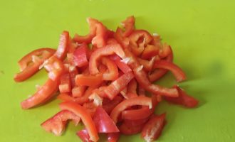 Рецепт салата из помидоров, перца, огурцов со сметаной