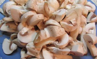 Как приготовить теплый куриный салат с фасолью и грибами