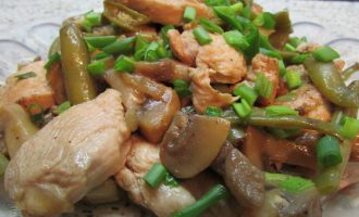 Теплый куриный салат с фасолью и грибами