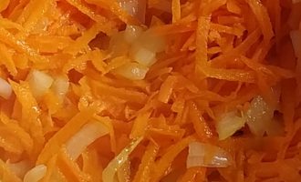 Рецепт тушеной капусты с сосисками на сковороде