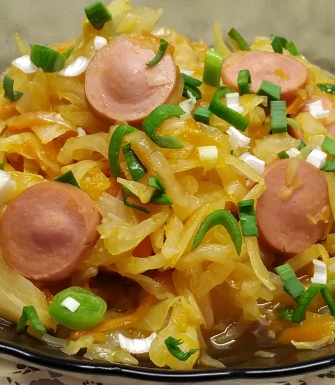Рецепт тушеной капусты с сосисками с фото